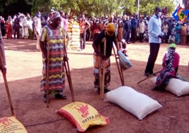 Tchad : Distribution des sacs de riz et vivres dans les ménages.