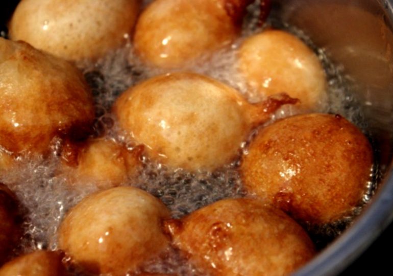 Cameroun :  Mama Chantal, une vendeuse de beignets qui se démarque du lot grâce à sa particularité.