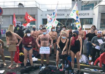 France : les profs d'EPS manifestent "à poil" devant l'Inspection d'Académie.