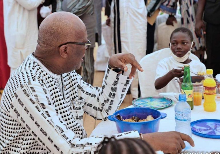 Burkina Faso : Le président Kaboré va nourrir les élèves