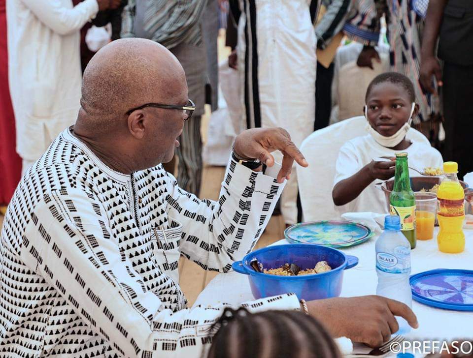 Le président Kaboré va nourrir les élèves