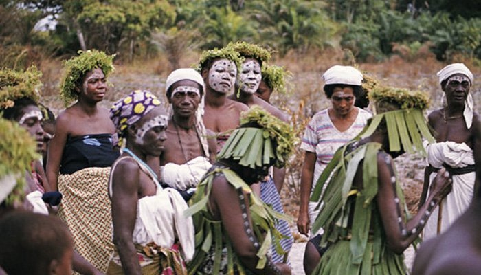 Tenue traditionnelle des hommes africains pour montrer la Culture africaine  cas pour le reste du m…