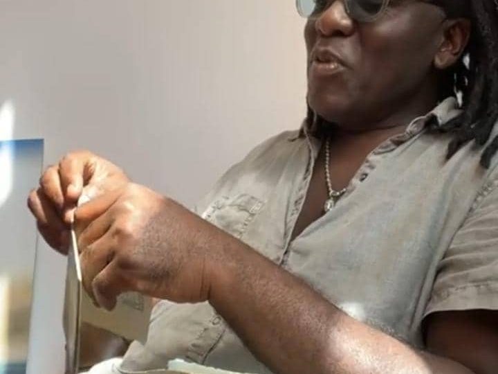 Richard Bona déchire son dernier passeport Camerounais