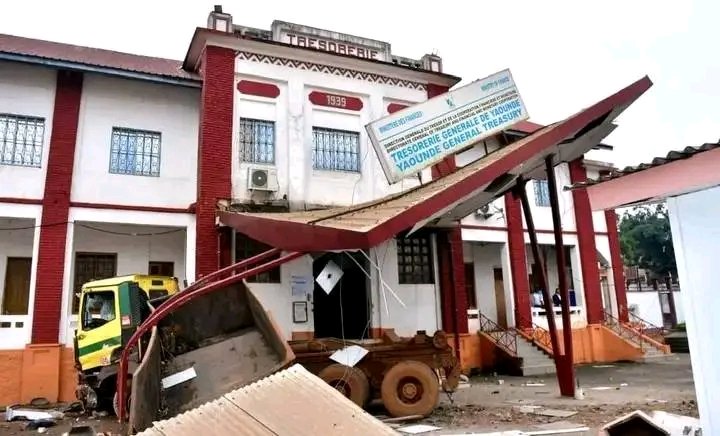Trésorerie générale : La façade principale détruite par camion