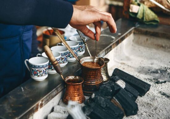 Le Café Turc : Une Tradition Vivante entre Arôme, Hospitalité et Divination